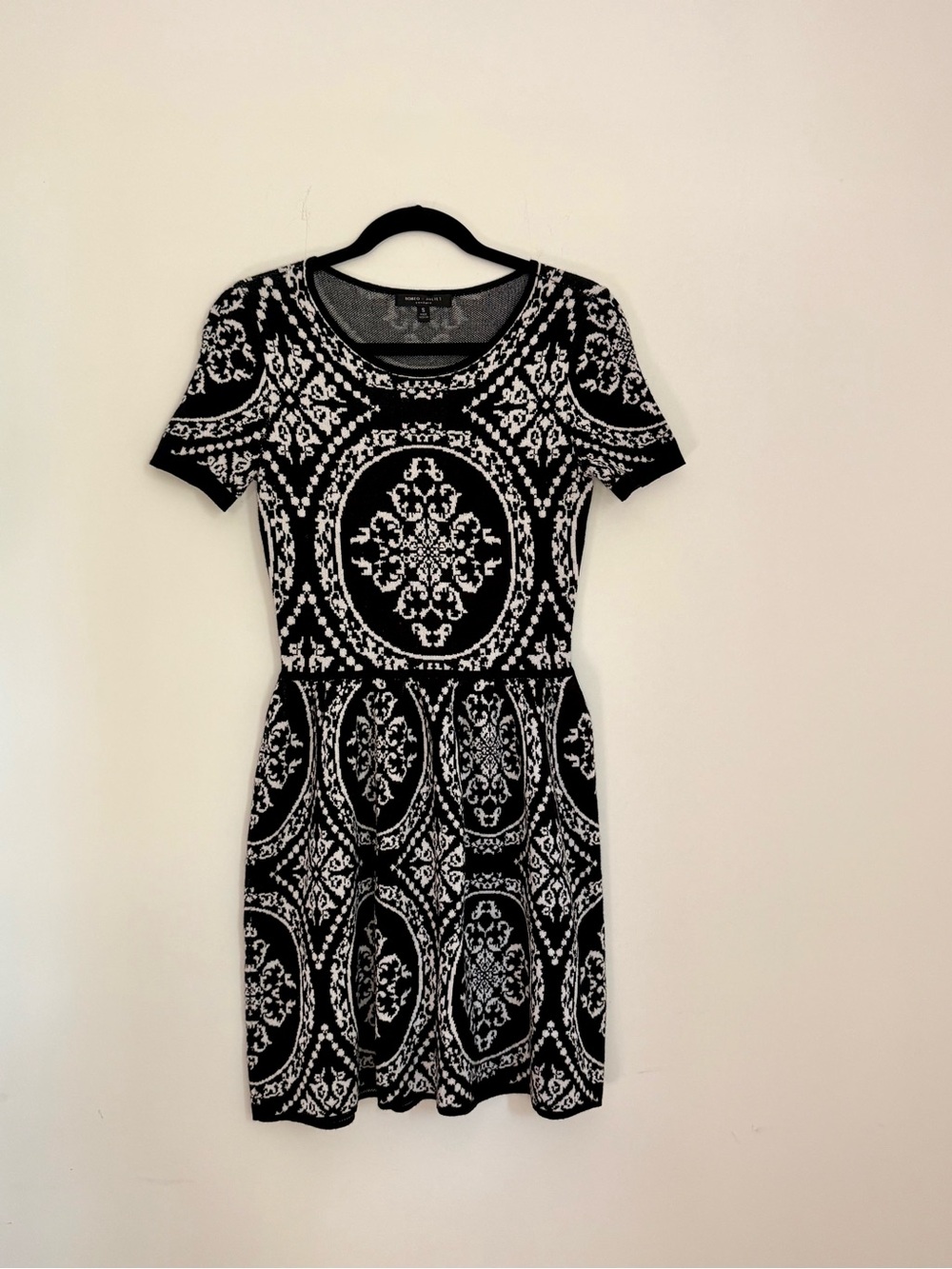 Romeo + Juliet Couture Black White Baroque Knit Fit & Flare Sweater Dress Small